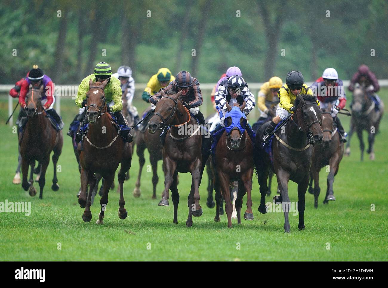 Reelemin, auf dem Weg zum Sieg des Harriet Bethell's IJF Pontefract Course Walk Nursery auf der Pontefract Racecourse, West Yorkshire, von Jockey Jason Hart (zweiter links) geritten. Bilddatum: Montag, 18. Oktober 2021. Stockfoto