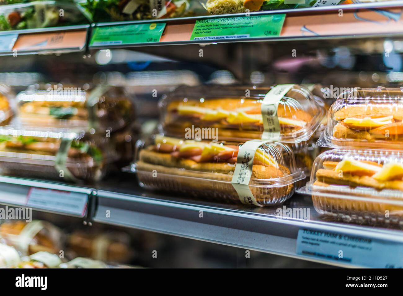 DOHA, KATAR - 28. FEB 2020: Vorverpackte Lebensmittel werden in einem  handelsüblichen Kühlschrank angezeigt Stockfotografie - Alamy