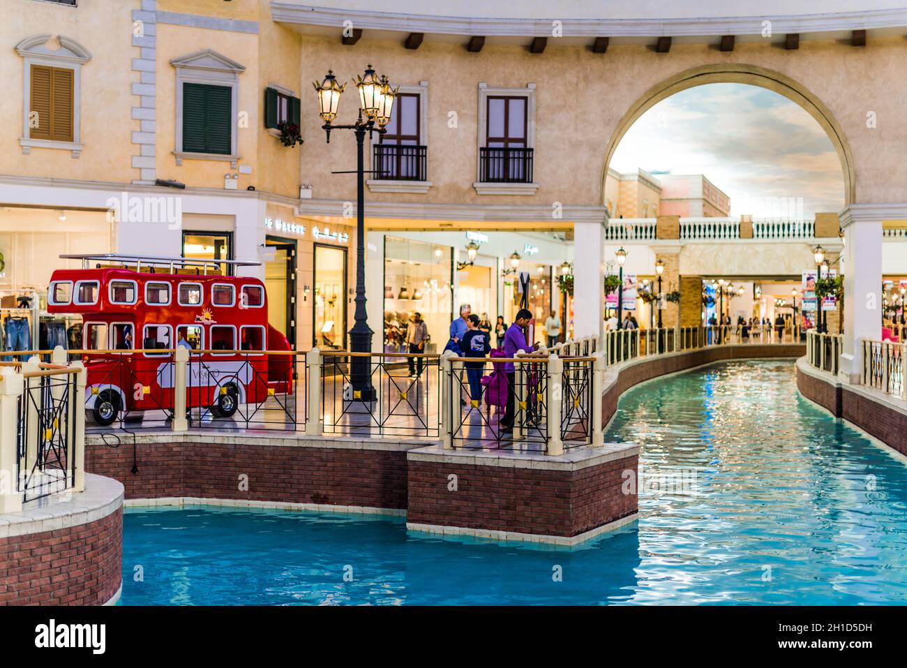 DOHA, KATAR - 26. FEB 2020: Das Innere der Villaggio Mall, einem Einkaufszentrum in der Aspire Zone im westlichen Ende von Doha, Katar Stockfoto
