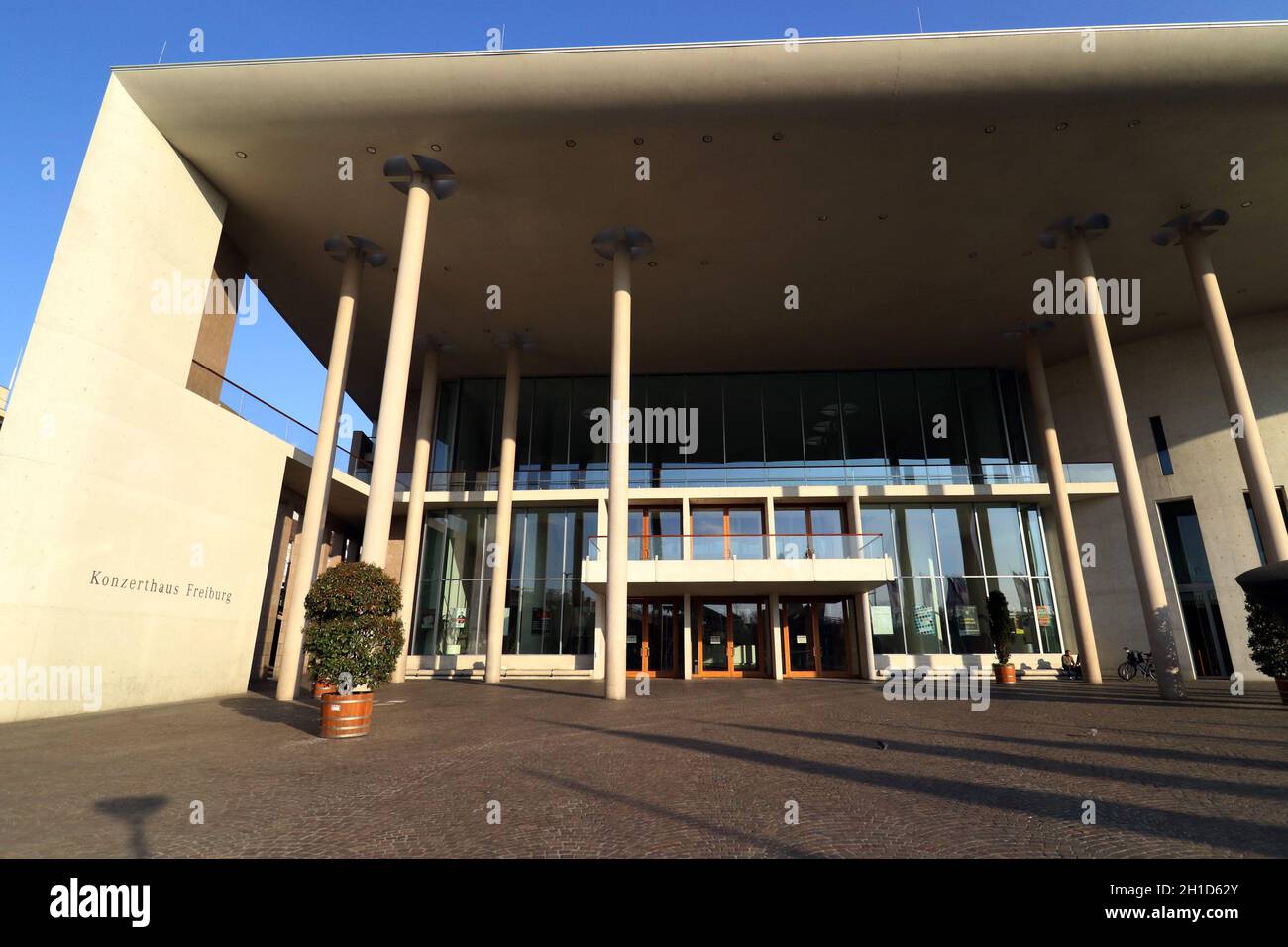 Das Konzerthaus von Freiburg im Breisgau und das Leben in Zeiten des Corona Virus - Themenbild Medizin - Coronavirus Stockfoto