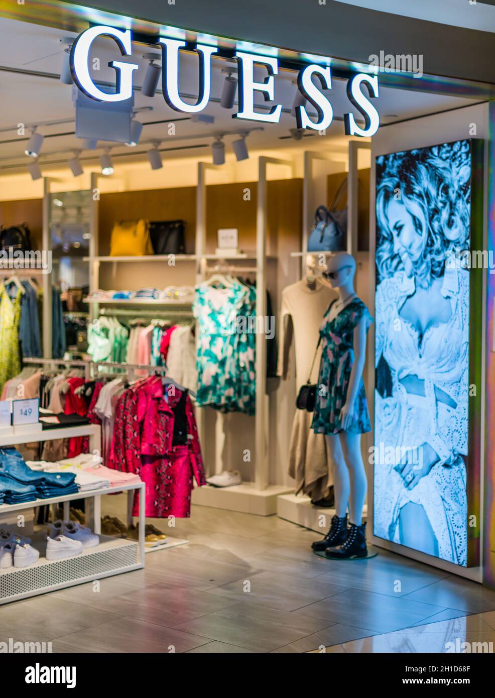 SINGAPUR - 5. MÄRZ 2020: Vordereingang zum Guess Store im Einkaufszentrum von Singapur Stockfoto