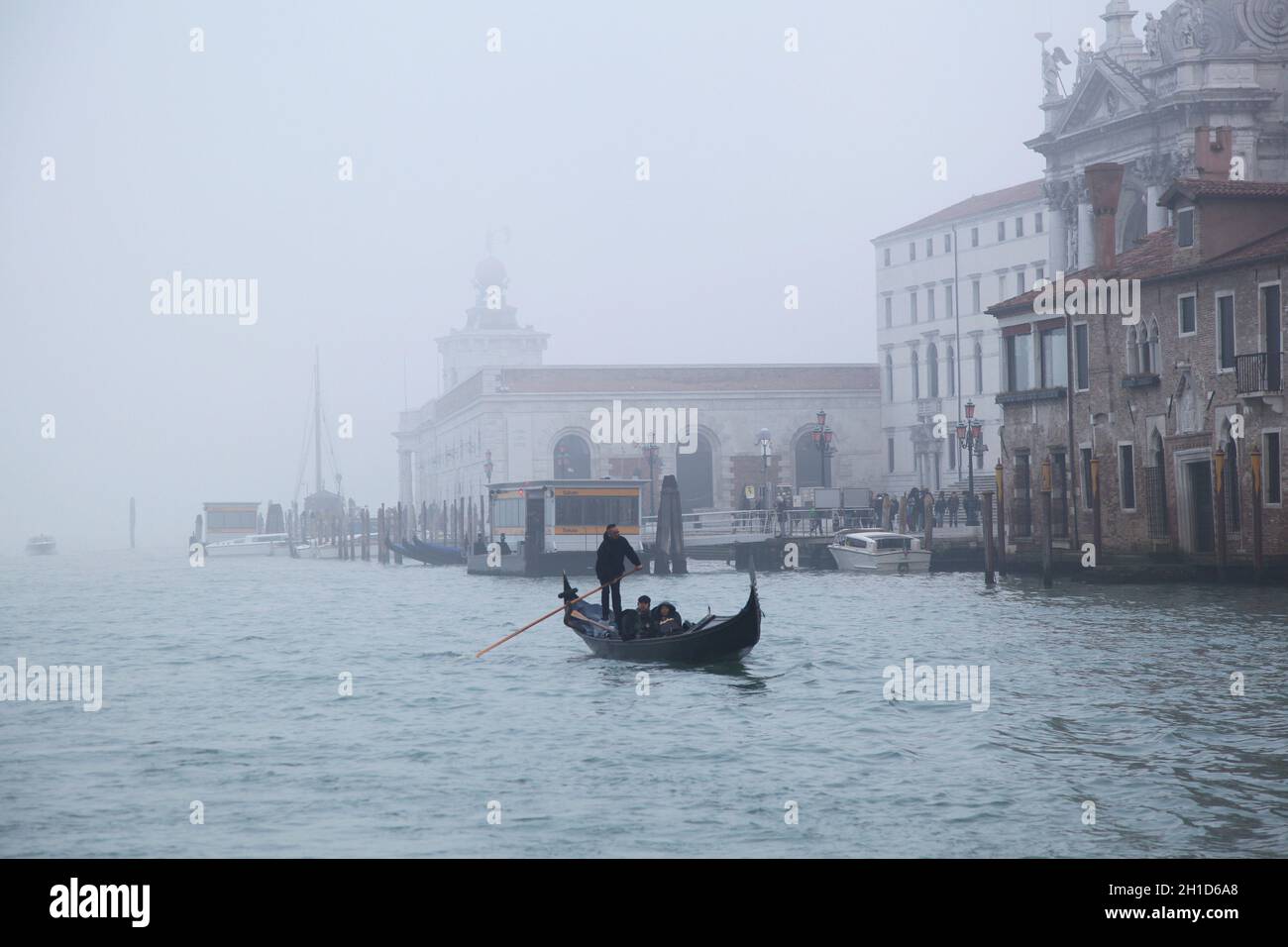 Venedig, Italien - 18. Dezember 2012: Eine Gondel im Winternebel am Canal Grande in Venedig, Italien. Stockfoto