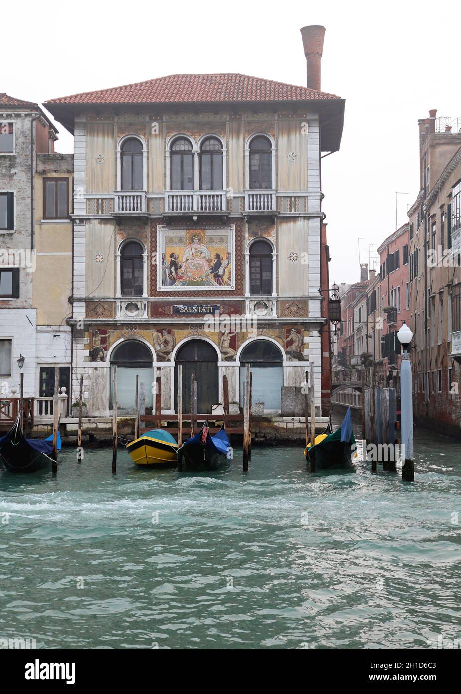 Venedig, Italien - 18. Dezember 2012: Historische Villa der Familie Salviati am Canal Grande in Venedig, Italien. Stockfoto