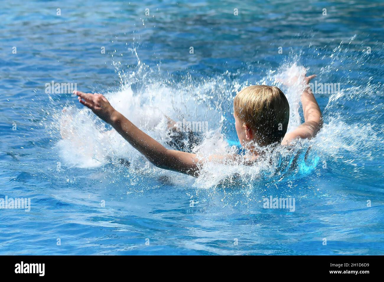 Baden und Schwimmen ist erholsam, macht Spaß und kühlt bei warm Temperaturen ab (Salzkammergut, Oberösterreich). - Baden und Schwimmen ist entspannend, Stockfoto