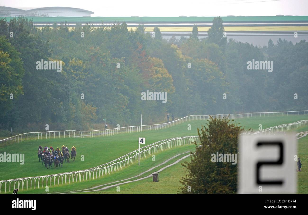 Läufer und Reiter während des Harriet Bethell's IJF Pontefract Course Walk Nursery auf der Pontefract Racecourse, West Yorkshire. Bilddatum: Montag, 18. Oktober 2021. Stockfoto