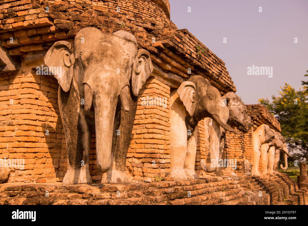 Der Wat Chang Lom Tempel im historischen Park in Sukhothai in der Provinz Sukhothai in Thailand. Thailand, Sukhothai, November 2019 Stockfoto