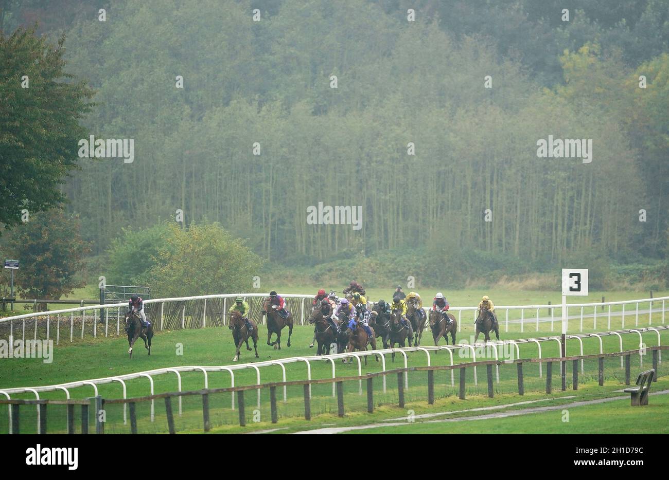 Läufer und Reiter während des Harriet Bethell's IJF Pontefract Course Walk Nursery auf der Pontefract Racecourse, West Yorkshire. Bilddatum: Montag, 18. Oktober 2021. Stockfoto