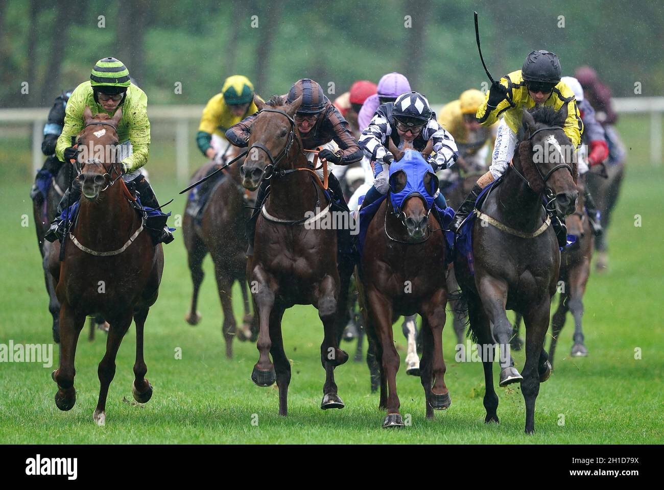Reelemin, das von Jockey Jason Hart (links) auf dem Weg zum Gewinn des Harriet Bethell's IJF Pontefract Course Walk Nursery auf der Pontefract Racecourse, West Yorkshire, gefahren wird. Bilddatum: Montag, 18. Oktober 2021. Stockfoto