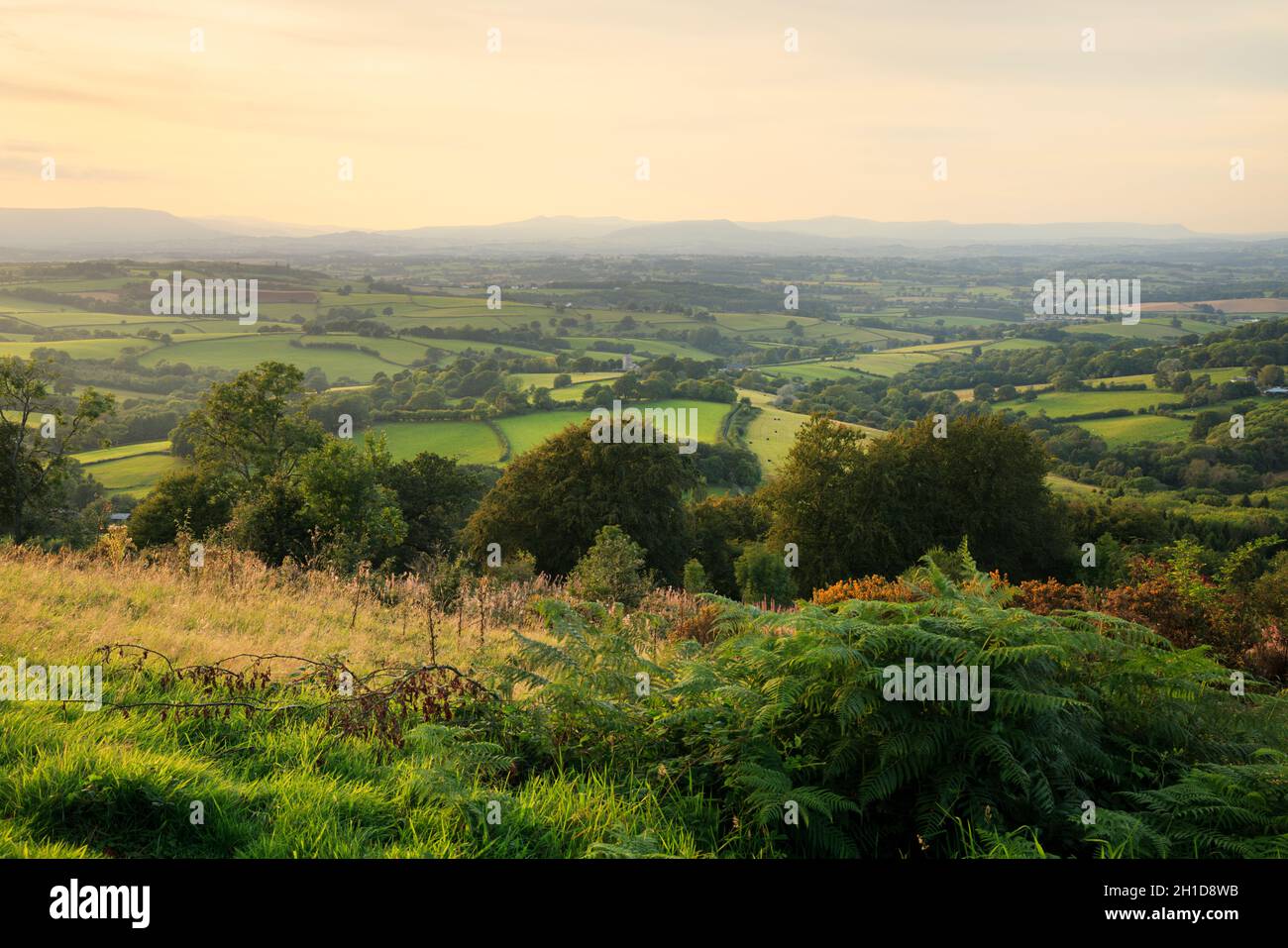 Blick über Cwmcarvan auf die schwarzen Berge. Stockfoto