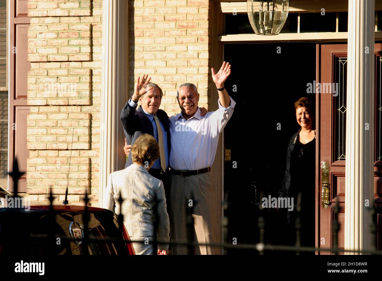 Datei Foto - McLean, VA - 31. Mai 2005 -- kurzfristig gingen US-Präsident George W. Bush und First Lady Laura Bush in das Haus des ehemaligen Außenministers Colin L. Powell und seiner Frau Alma. Powell trug ein helles Hemd und Khakis (keine Jacke oder Krawatte). Der Präsident umarmte ihn, drehte sich um, um auf die Kameras zu winken, zog seine Jacke aus und grinste. Die erste Dame trug einen hellen Anzug. Das Abendessen war privat, nur mit den beiden Paaren. - Colin Powell, Militärführer und erster schwarzer US-Außenminister, stirbt nach Komplikationen von Covid-19. Foto Stockfoto