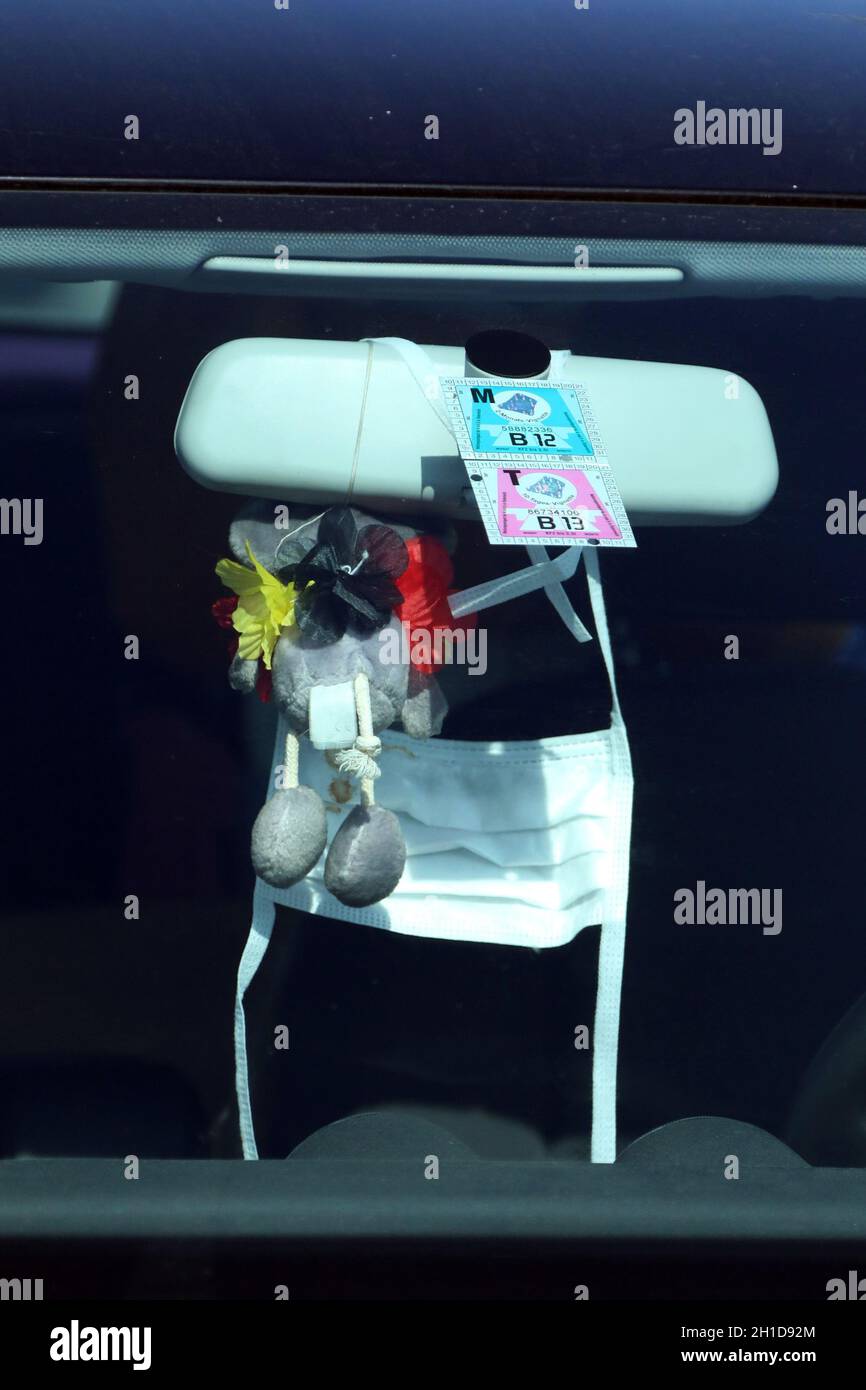 Gut rüstet: Mundschutzpflicht beim Einkaufen in Deutschland? This Autoahrer is gerrored and has a mask in Auto Dabei. Themenbild Medizin Stockfoto