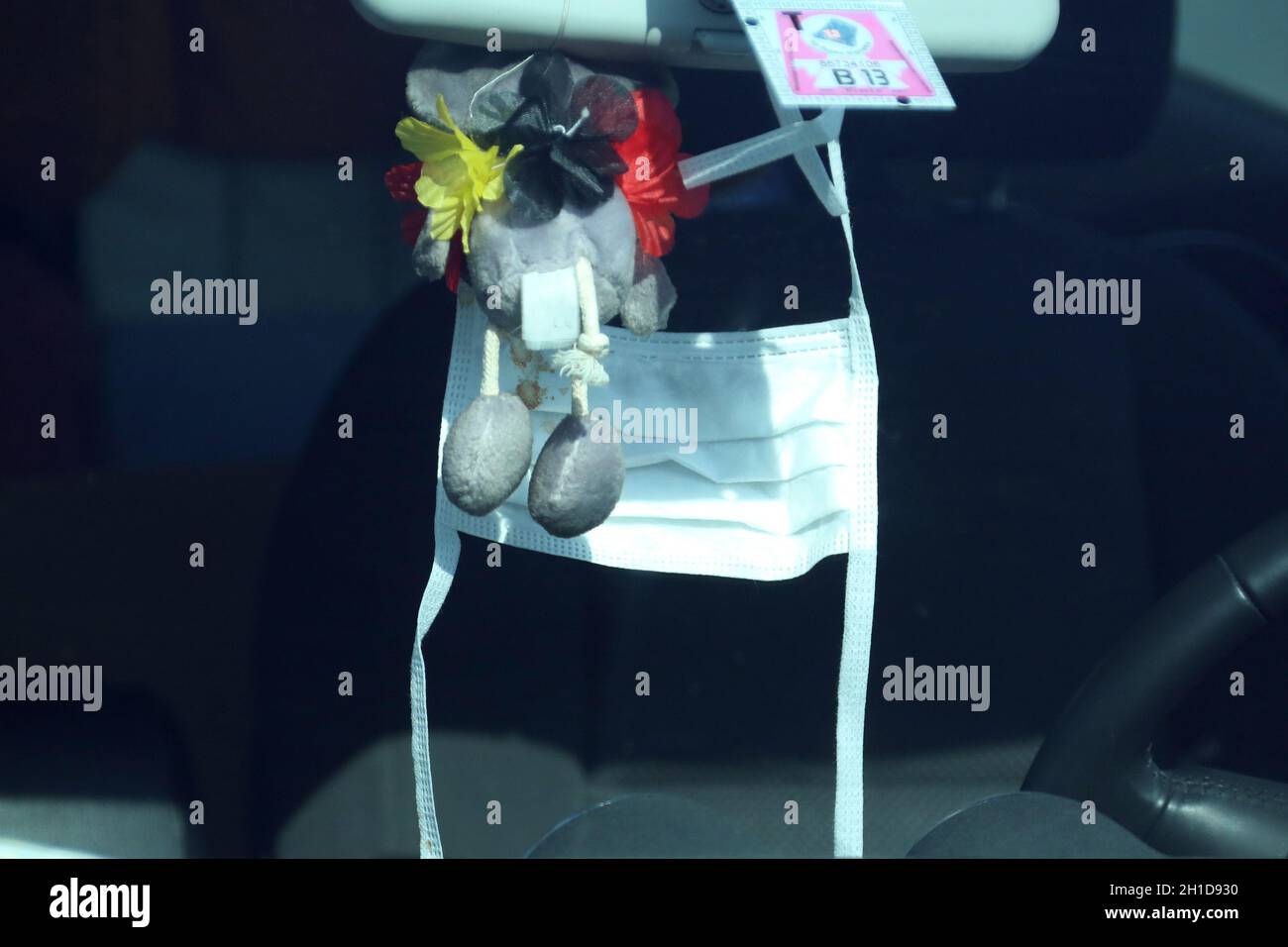 Gut rüstet: Mundschutzpflicht beim Einkaufen in Deutschland? This Autoahrer is gerrored and has a mask in Auto Dabei. Themenbild Medizin Stockfoto