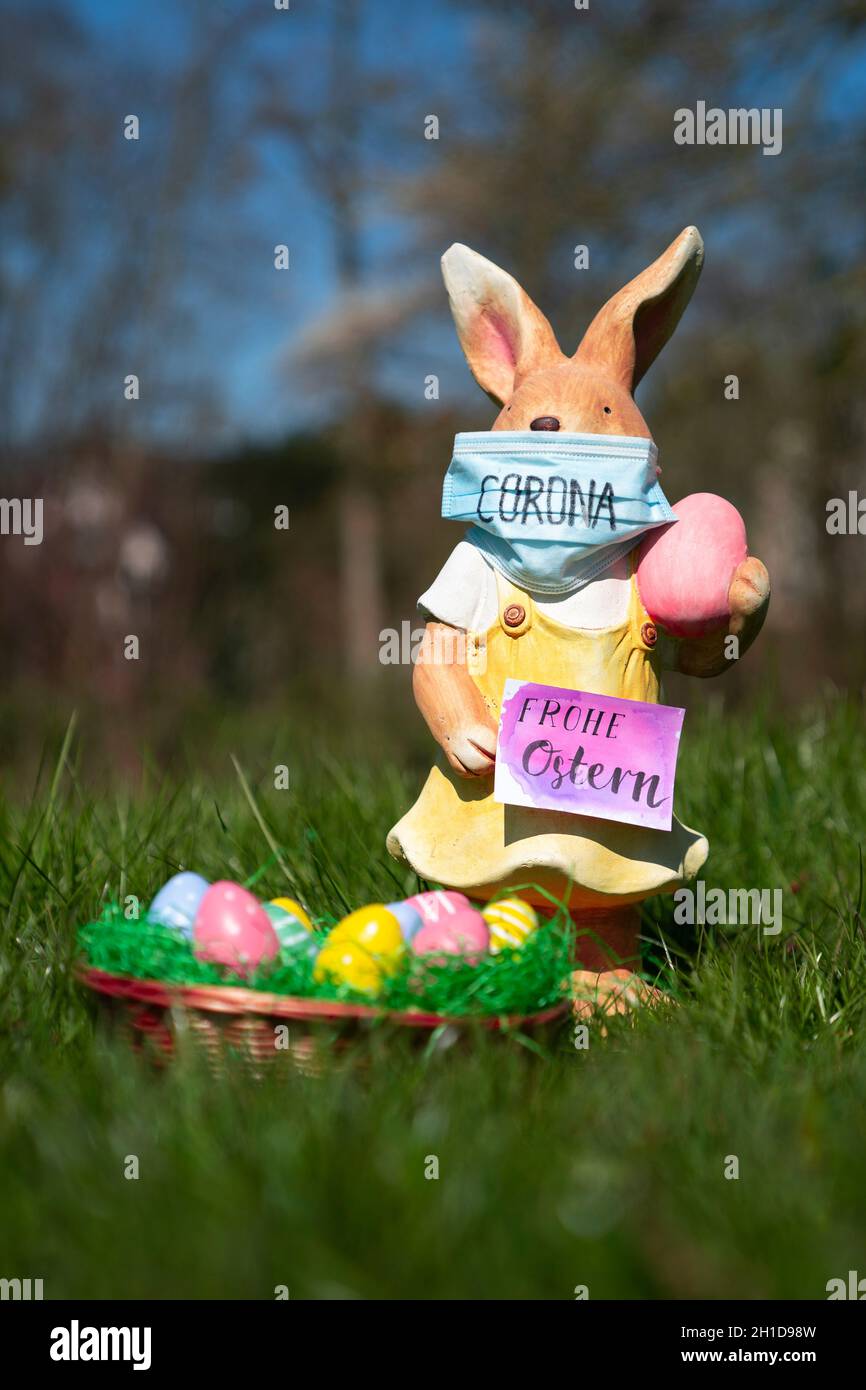 Köln, 01.04.2020, Symbolbild, Symbolfoto Osterhase mit Corona Mundschutz und Osternest Stockfoto