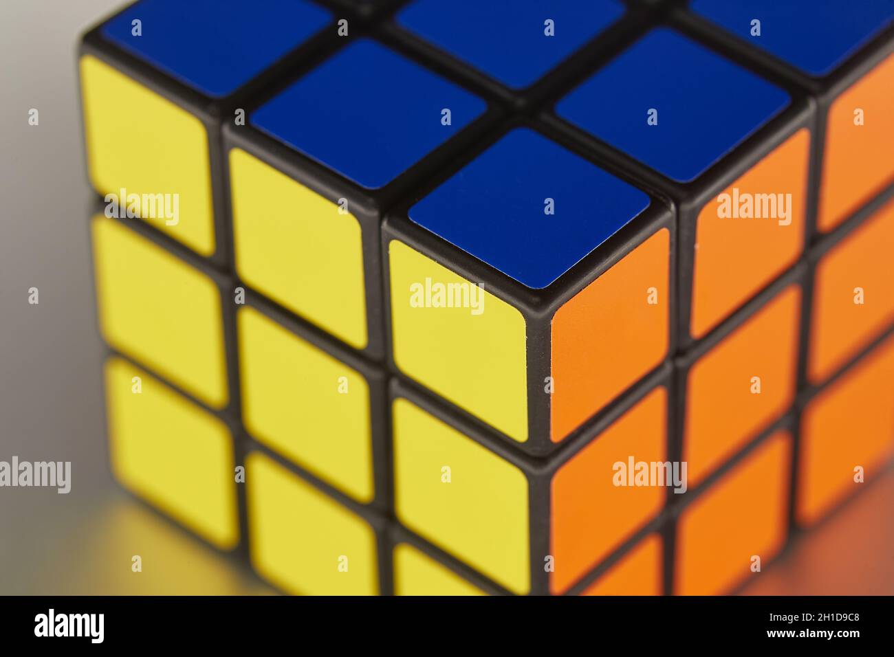 BUDAPEST, UNGARN - UM 2019: Gelöst Rubik's Würfel Logik Spiel auf glänzende Metalloberfläche gleichmäßig von allen Seiten beleuchtet Stockfoto