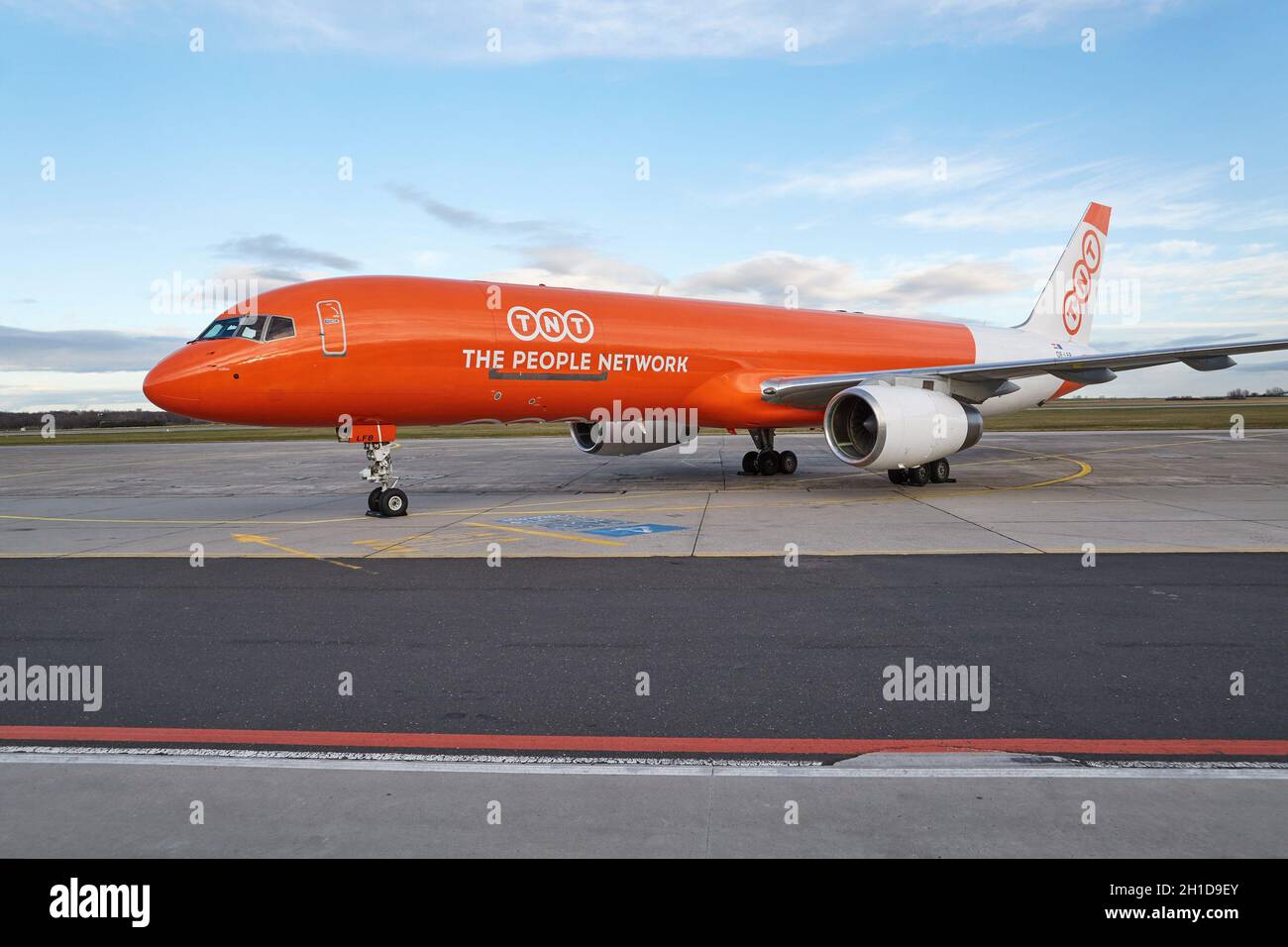 BUDAPEST, UNGARN - 01. DEZEMBER 2015: Boeing 757-200PF Frachtflugzeug der belgischen TNT Airways, jetzt bekannt als ASL Airlines in Budapest geparkt Stockfoto