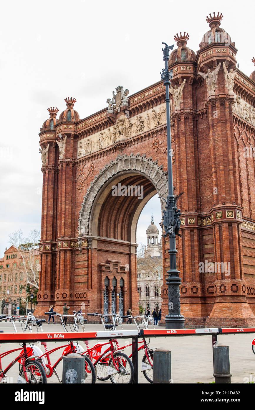 BARCELONA - MÄRZ, 2018: Öffentliche Fahrrad-System Fahrräder nex zum Triumphbogen in Barcelona Spanien Stockfoto
