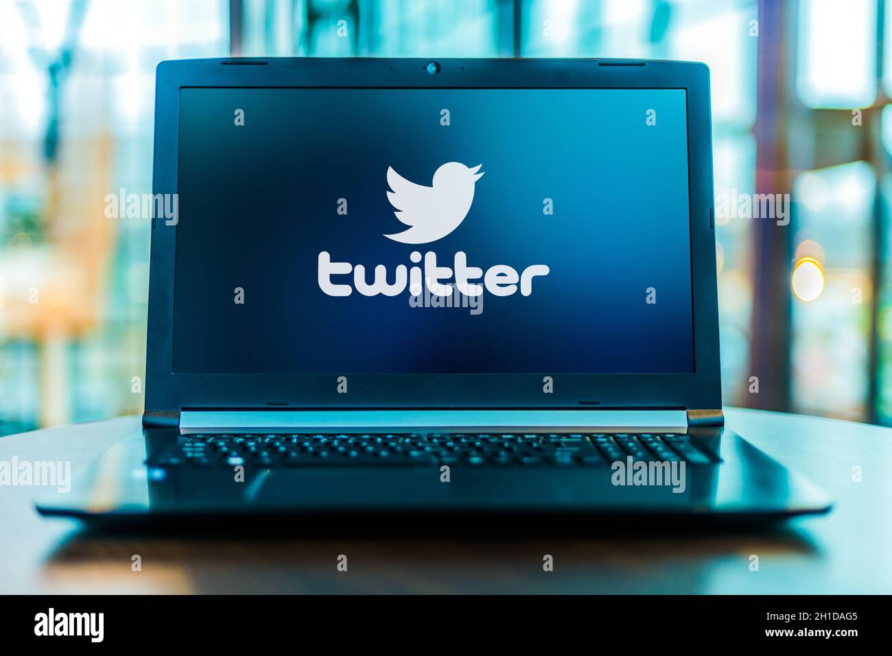 POZNAN, POL - 24. MÄRZ 2020: Laptop-Computer mit dem Logo von Twitter, einem amerikanischen Online-Microblogging und Social-Networking-Service Stockfoto