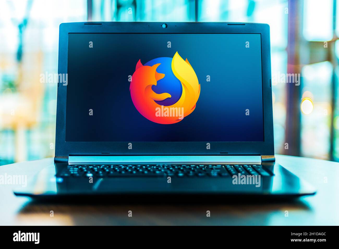 POZNAN, POL - 24. MÄRZ 2020: Laptop-Computer mit Logo von Firefox, einem kostenlosen und Open-Source-Webbrowser. Stockfoto