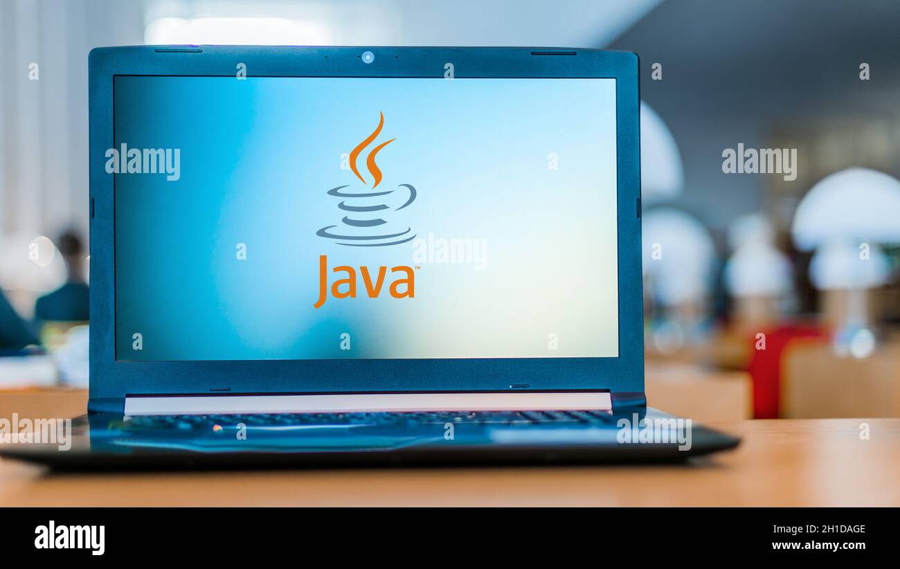 POZNAN, POL - FEB 22, 2020: Laptop Computer mit Logo von Java, eine universelle Programmiersprache von Sun Microsystems entwickelt Stockfoto