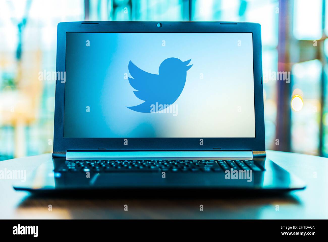 POZNAN, POL - 24. MÄRZ 2020: Laptop-Computer mit dem Logo von Twitter, einem amerikanischen Online-Microblogging und Social-Networking-Service Stockfoto