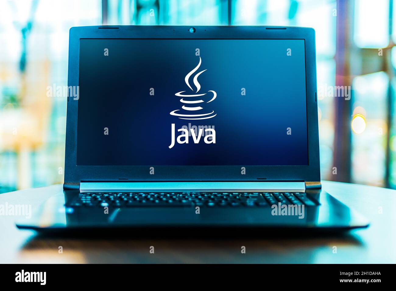 POZNAN, POL - 24. MÄRZ 2020: Laptop-Computer mit Logo von Java, einer von Sun Microsystems entwickelten Mehrzweck-Programmiersprache Stockfoto