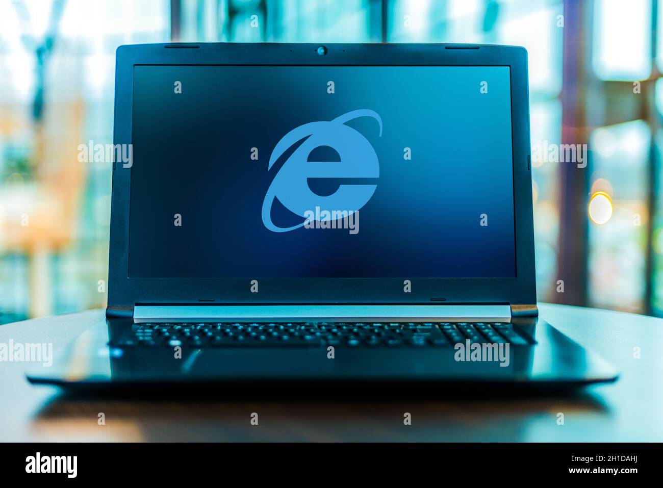 POZNAN, POL - 24. MÄRZ 2020: Laptop-Computer mit Logo des Internet Explorer, einem von Microsoft entwickelten und im Microsoft W Stockfoto