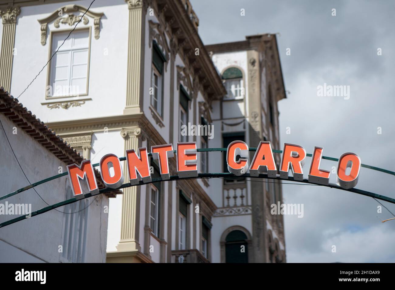 Das Hotel monte carlo im Stadtzentrum von Funchal ist nachts auf der Insel Madeira in Portugal zu finden. Portugal, Madeira, April 2018 Stockfoto