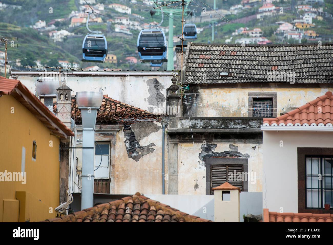 Die Seilbahn und Teleferico do funchal im Stadtzentrum von Funchal nachts auf der Insel Madeira in Portugal. Portugal, Madeira, April 2018 Stockfoto
