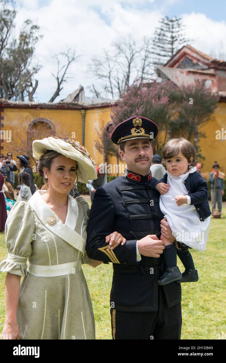 Zwei Laiendarsteller, die den Kaiser von Österreich Karl 1 oder Karl 1 und seine Frau Zita in der Quinta Jardins do Imperador bei der Wiedereröffnung der Emp handeln Stockfoto