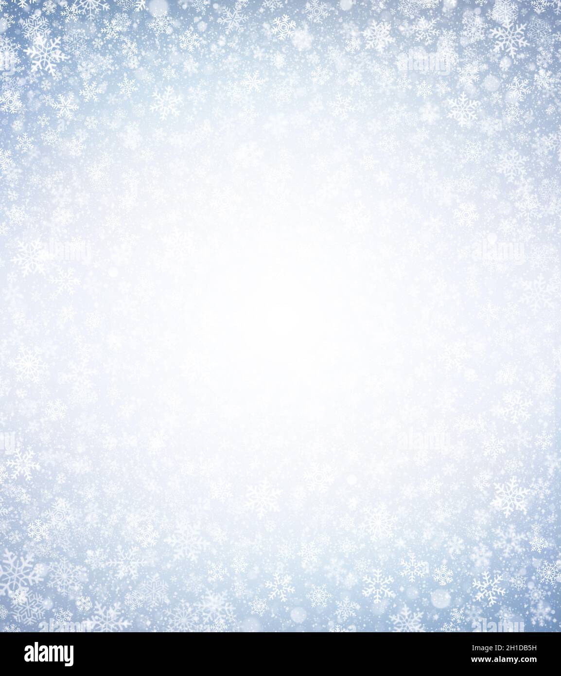 Weiße Schneeflocken Formen und Schnee explodieren auf einem silberblauen Winter Hintergrund. Material für die Weihnachtszeit. Stockfoto