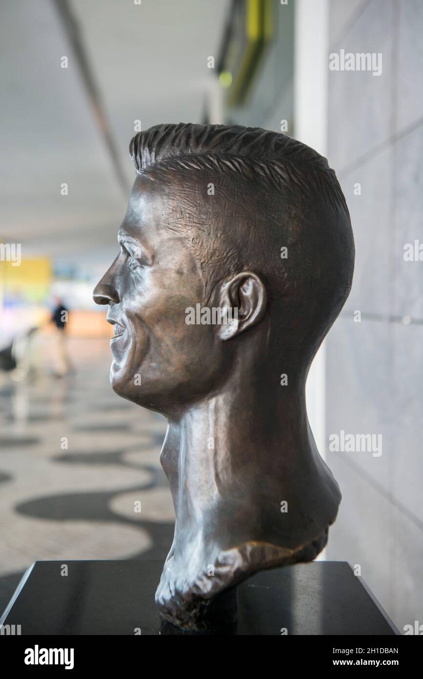 Eine Statue des portugiesischen Fußballers Cristiano Ronaldo auf dem Flughafen von Funchal in der Stadt Funchal auf der Insel Madeira von Portugal. Portugal, M. Stockfoto