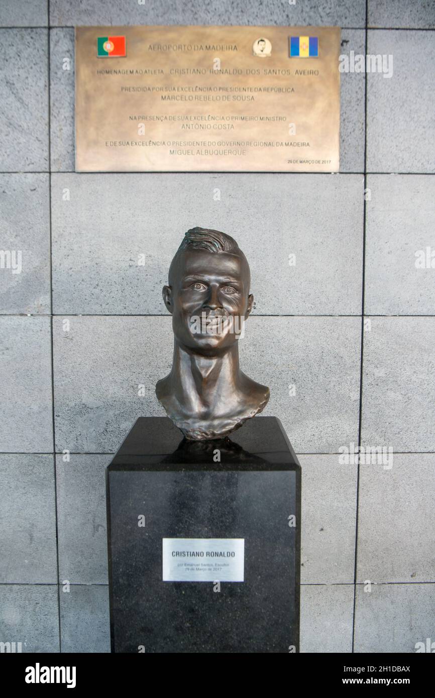 Eine Statue des portugiesischen Fußballers Cristiano Ronaldo auf dem Flughafen von Funchal in der Stadt Funchal auf der Insel Madeira von Portugal. Portugal, M. Stockfoto