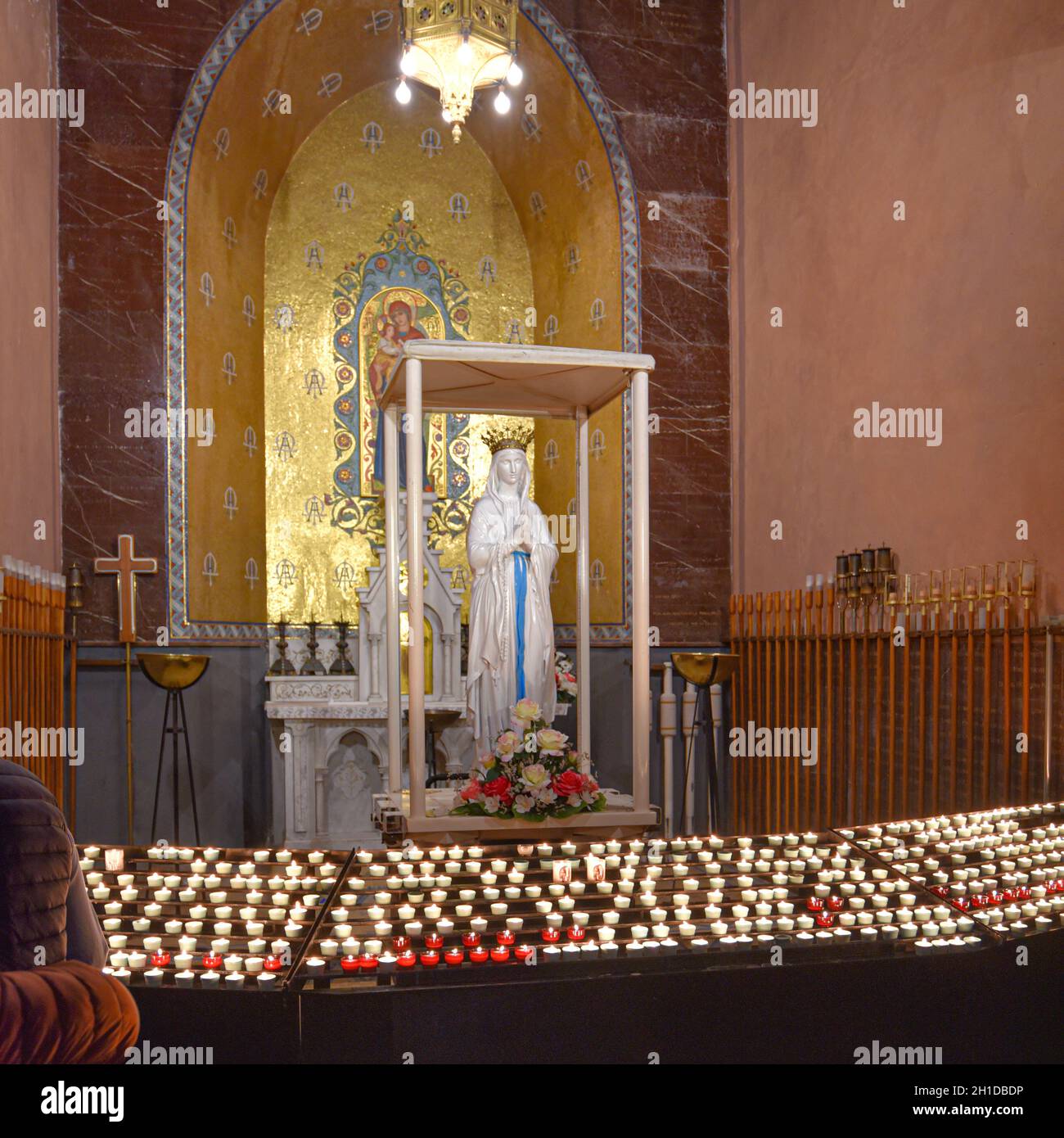 Lourdes, Frankreich - 9 Oct, 2021: Kerzen an einem Heiligtum der Jungfrau Maria in der Rosenkranz-Basilica-Kirche Stockfoto
