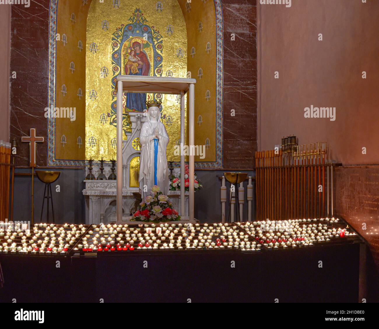 Lourdes, Frankreich - 9 Oct, 2021: Kerzen an einem Heiligtum der Jungfrau Maria in der Rosenkranz-Basilica-Kirche Stockfoto