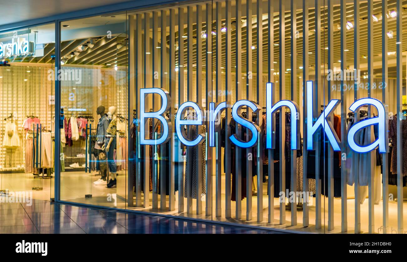 SINGAPUR - 5. MÄRZ 2020: Vordereingang zum Bershka-Geschäft im Einkaufszentrum von Singapur Stockfoto