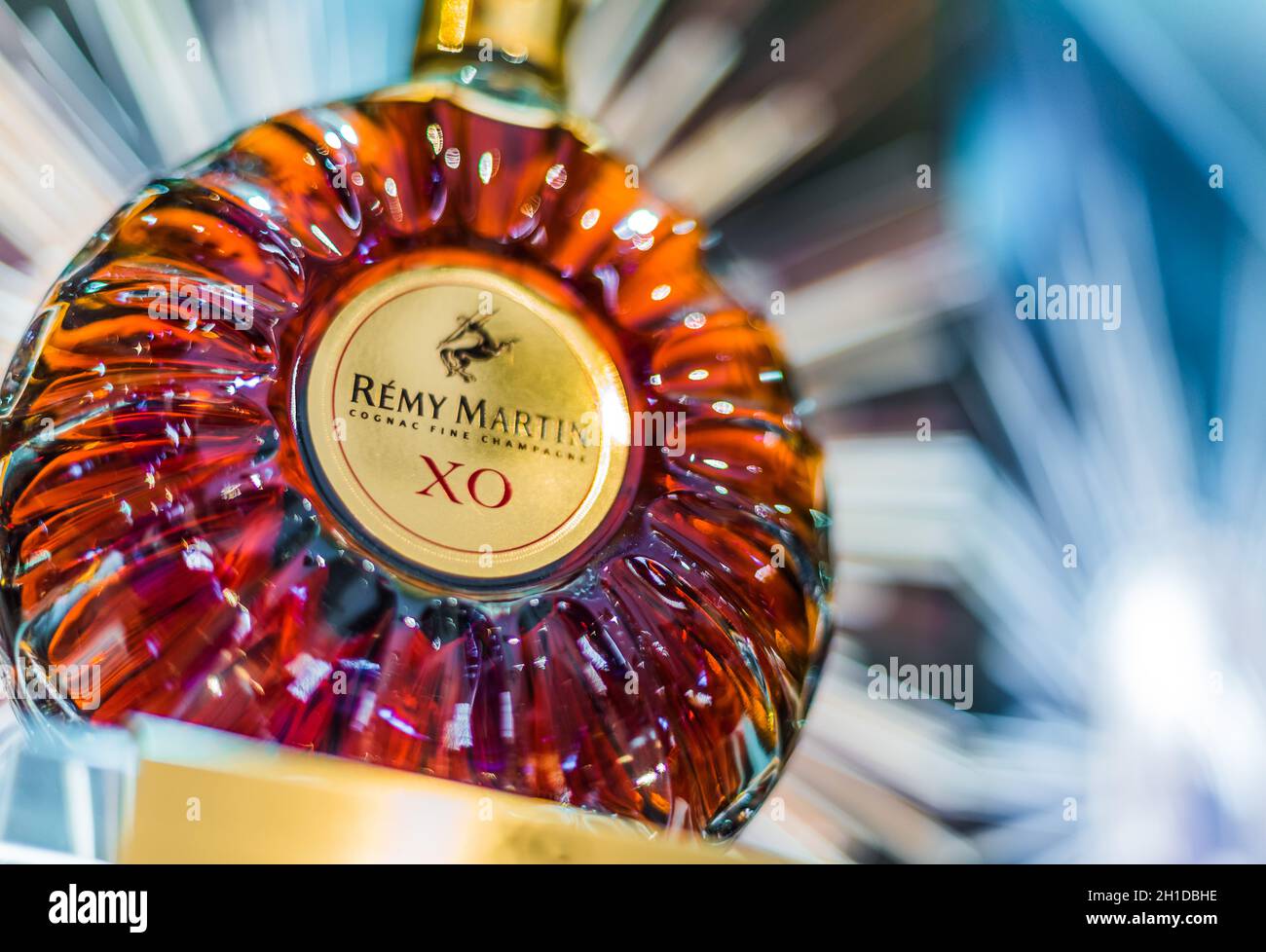 SINGAPUR - 7. MÄRZ 2020: Flasche Remy Martin, die Marke, die sich auf Cognac Fine Champagne spezialisiert hat. Stockfoto