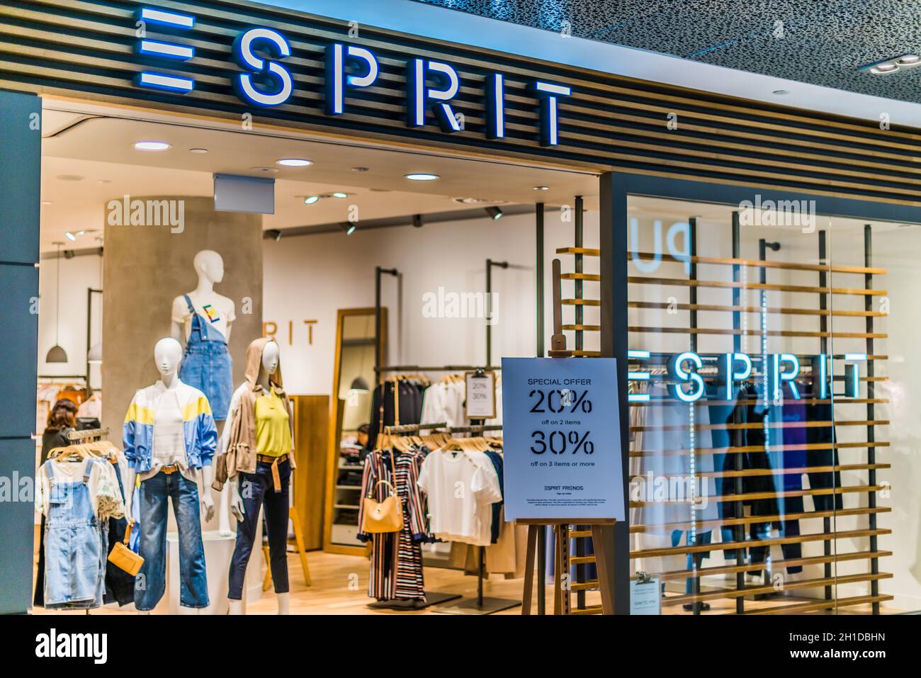 SINGAPUR - 5. MÄRZ 2020: Vordereingang zum Esprit-Laden im Einkaufszentrum  von Singapur Stockfotografie - Alamy