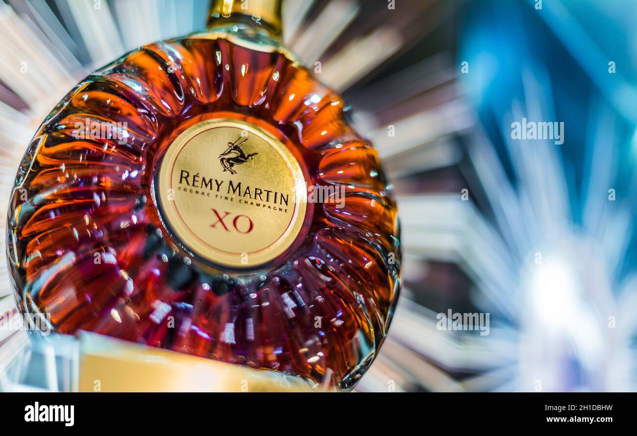 SINGAPUR - 7. MÄRZ 2020: Flasche Remy Martin, die Marke, die sich auf Cognac Fine Champagne spezialisiert hat. Stockfoto