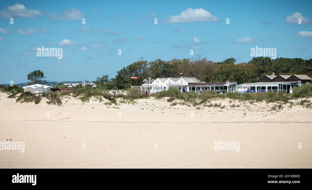 Insel Tavira, Portugal - Mai 3, 2018: Touristische Restaurant Terrasse auf der Insel Tavira im Beach Town Center an einem Frühlingstag Stockfoto