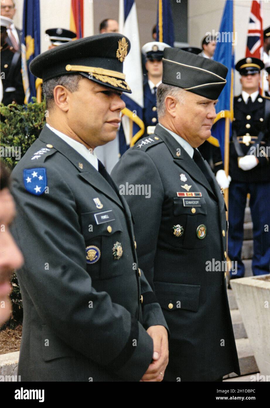 General Colin L. Powell, US Army, Chairman, Joint Chiefs of Staff, Left, und General H. Norman Schwarzkopf, US Army, Commander-in-Chief, U.S. Central (der Offizier, der Kommandobefugnis für die Operation DESERT SHIELD hält -- Die Entsendung von US-Militärgütern nach Saudi-Arabien als Reaktion auf die irakische Invasion von Kuwait), beobachten Sie den Abschied von US-Präsident George H.W. Bush vom 5. August 1990, wo er gerade ein Briefing über die aktuelle Lage im Nahen Osten erhalten hatte, und eine Rede hielt, in der er die irakische Invasion in Kuwait am 15. August 2012 verurteilte. Schwarzkopf starb in Tampa Stockfoto