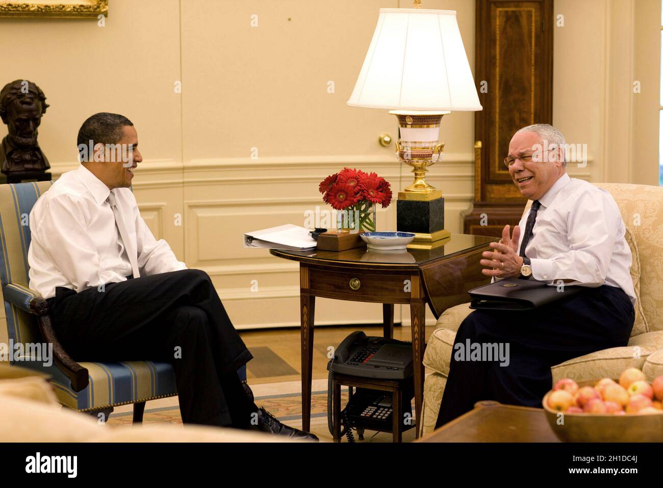 Washington, DC - 15. Mai 2009 -- US-Präsident Barack Obama trifft sich mit dem ehemaligen Außenminister, General Colin Powell, im Oval Office, 15. Mai 2009. Obligatorische Gutschrift: Pete Souza - White House über CNP Stockfoto