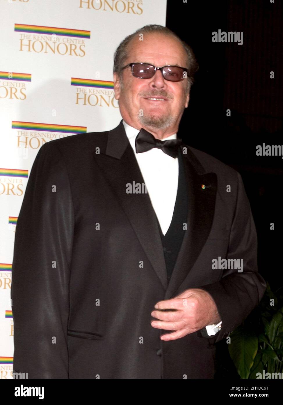 Jack Nicholson kommt am 4. Dezember 2004 zum Abendessen im Harry S. Truman Building (Außenministerium) in Washington, DC an, das von US-Außenminister Colin Powell veranstaltet wird. Beim Abendessen werden sechs Legenden der darstellenden Kunst die Kennedy Center-Preise von 2004 erhalten. Dies ist das 27. Jahr, in dem die Auszeichnungen an „außergewöhnliche Menschen verliehen wurden, deren einzigartige und reiche Kunst maßgeblich zum kulturellen Leben unserer Nation und der Welt beigetragen hat“, sagte Stephen A. Schwarzman, Vorsitzender des John F. Kennedy Center for the Performing Arts. Die Preisträger sind: Schauspieler, Dire Stockfoto
