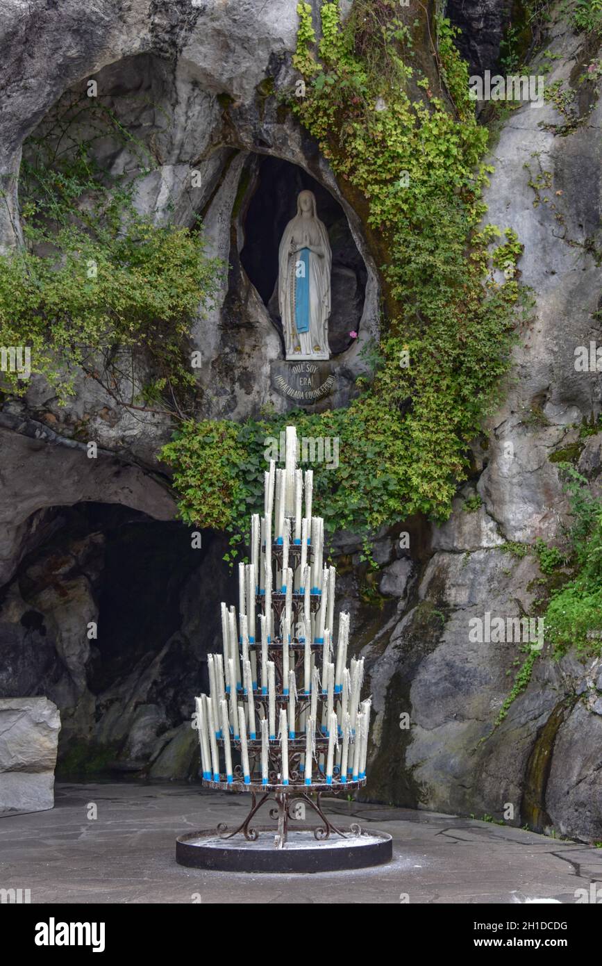 Lourdes, Frankreich - 9 Oct 2021: Statue der Jungfrau Maria in der Grotte Massabielle in Lourdes Stockfoto