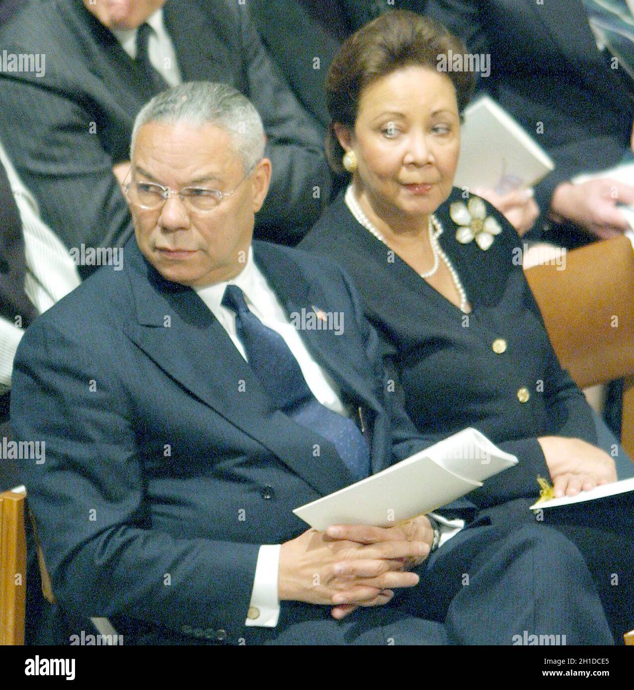 Washington, Vereinigte Staaten. Juni 2004. US-Außenminister Colin Powell und seine Frau Alma bei der Beerdigung von Ronald Reagan in der Washington National Cathedral in Washington, DC am 11. Juni 2004. Kredit: Ron Sachs/CNP (BESCHRÄNKUNG: KEINE New York oder New Jersey Zeitungen oder Zeitungen innerhalb eines 75 Meilen Radius von New York City) Gutschrift: dpa/Alamy Live Nachrichten Stockfoto