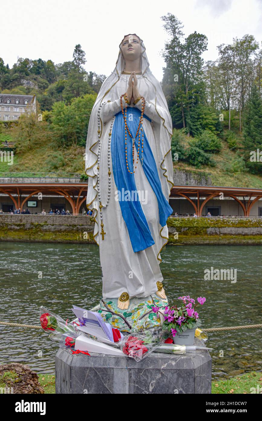 Lourdes, Frankreich - 9. Oktober 2021: Eine Statue der Jungfrau Maria am Ufer des Flusses Gave de Pau in Lourdes Stockfoto