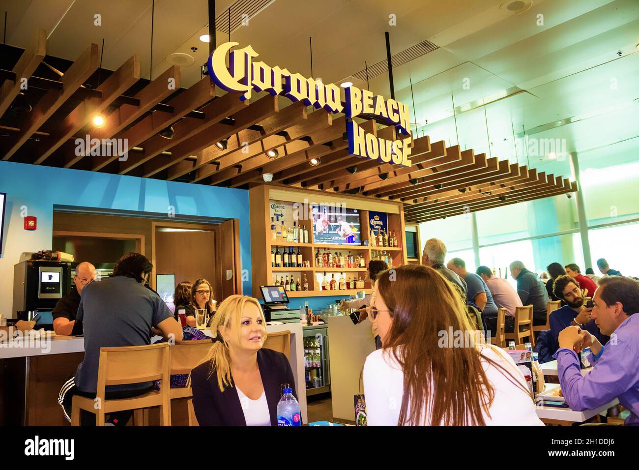 Miami, Florida, USA - 12. Dezember 2019: Travelers Inside Cafe am Miami International Airport in Miami FL. Der Flughafen belegt in den Vereinigten Staaten den ersten Platz Stockfoto