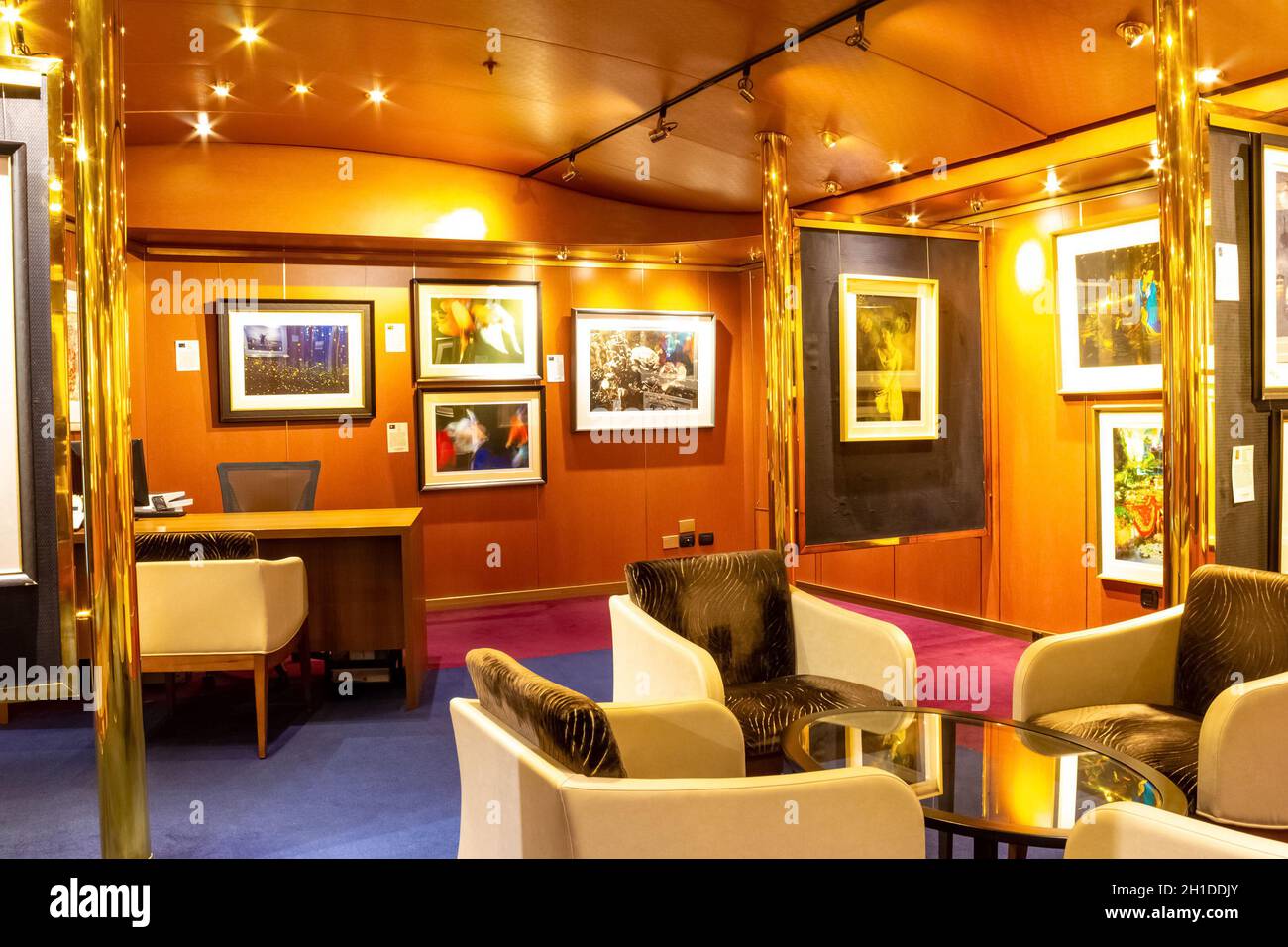 Fort Lauderdale - Dezember 9, 2019: Das Interieur der Bar in Holland America Kreuzfahrtschiff Eurodam im Seaport Port Everglades in Fort Lauderdale, Florida Stockfoto