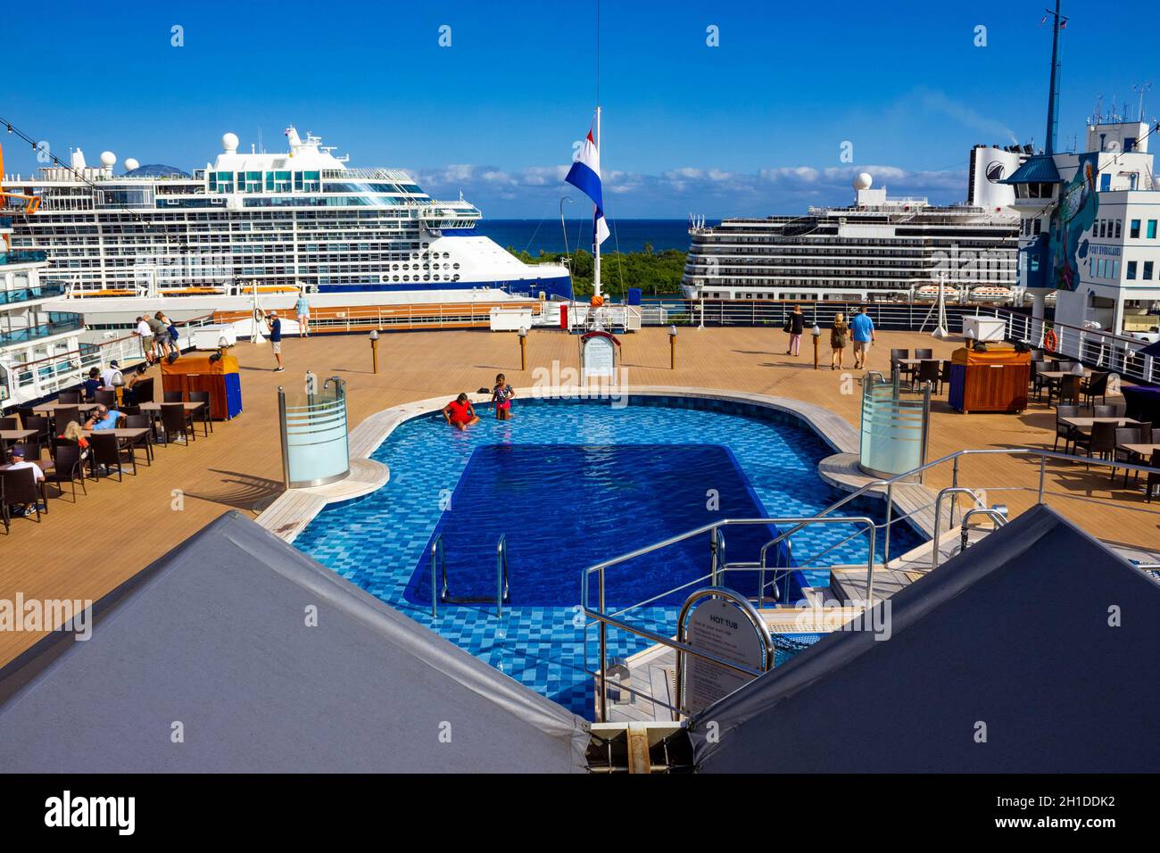 Fort Lauderdale - Dezember 1, 2019: Upper Deck von Holland America Kreuzfahrtschiff Eurodam im Seaport Port Everglades in Fort Lauderdale, Florida Stockfoto