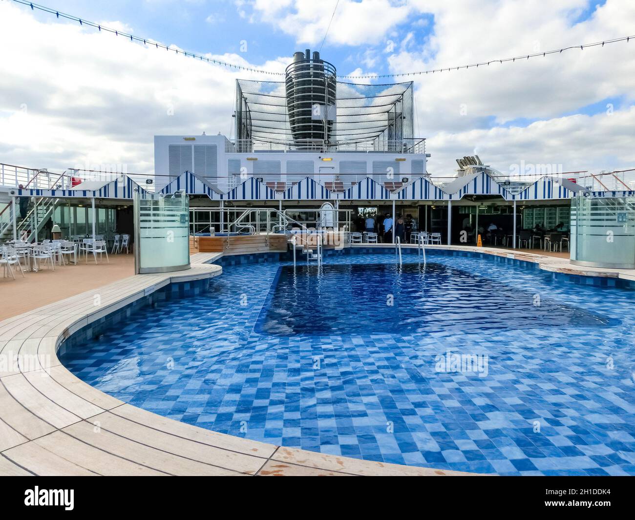 Fort Lauderdale - Dezember 1, 2019: Upper Deck von Holland America Kreuzfahrtschiff Eurodam im Seaport Port Everglades in Fort Lauderdale, Florida Stockfoto