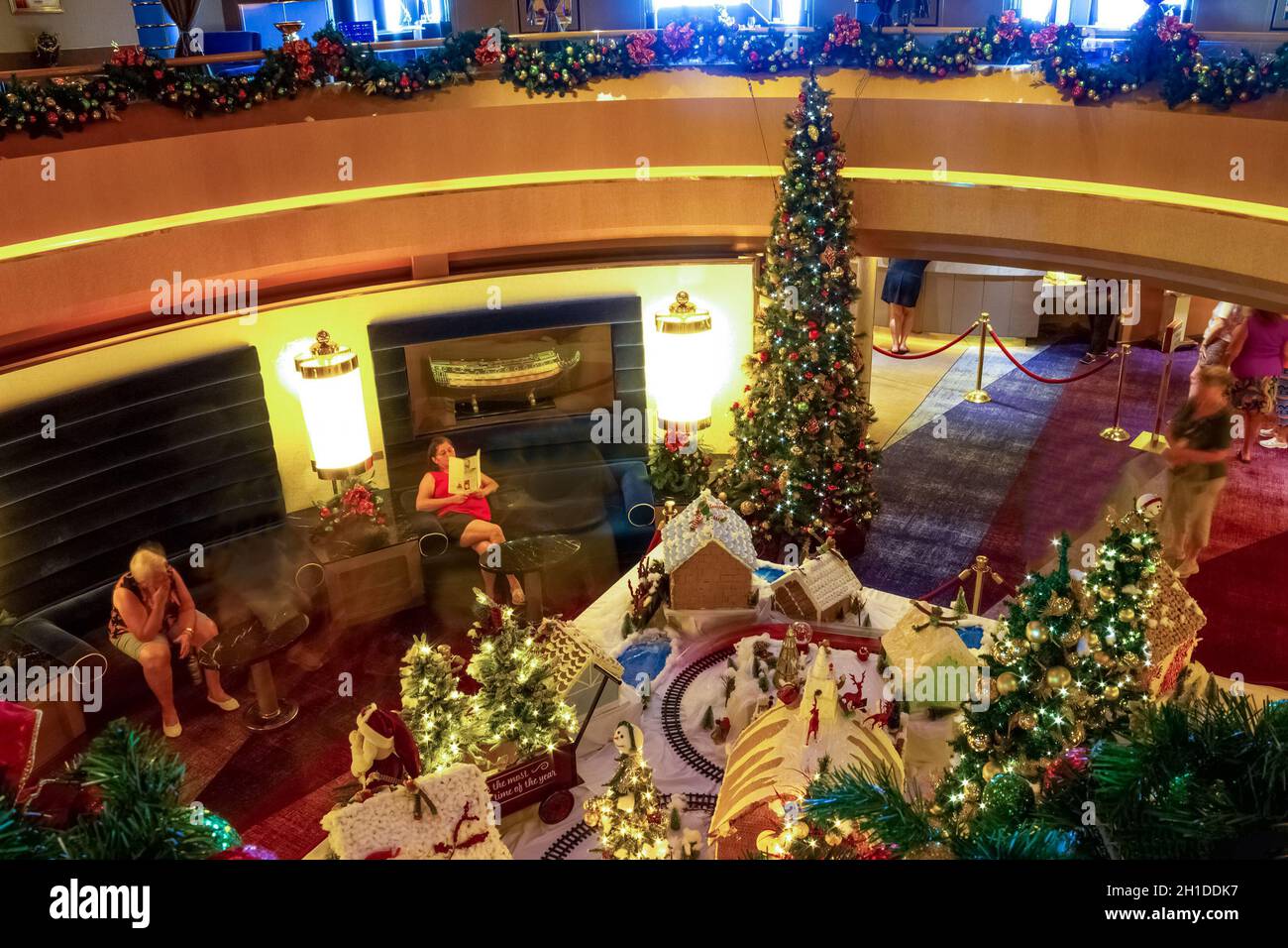 Fort Lauderdale - 9. Dezember 2019: Das Innere des Atrium Holland Amerika Kreuzfahrt-Schiff Eurodam am Seehafen Port Everglades in Fort Lauderdale, Florida Stockfoto